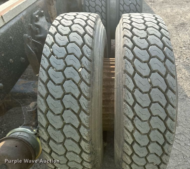 image for item DP8476 1981 Ford LT9000 truck cab and chassis