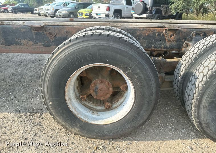 image for item DP8476 1981 Ford LT9000 truck cab and chassis