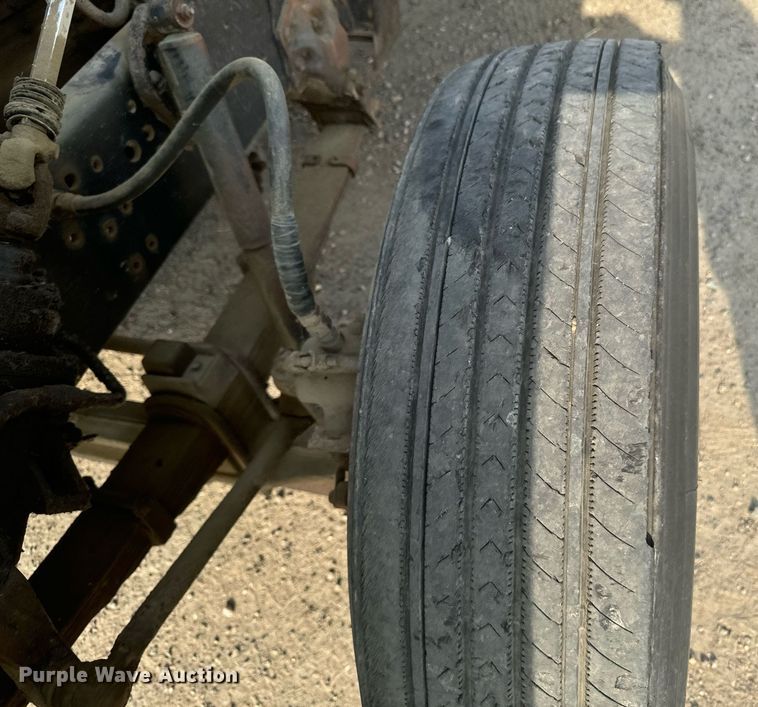 image for item DP8476 1981 Ford LT9000 truck cab and chassis