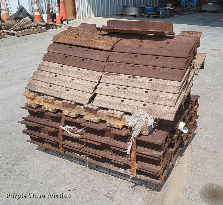 image for item DQ3646 Approximately 78 track shoes