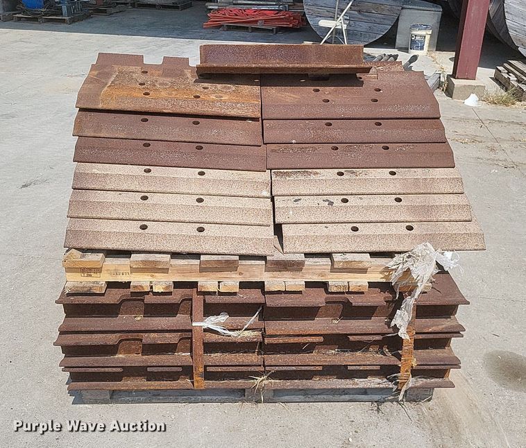 image for item DQ3646 Approximately 78 track shoes