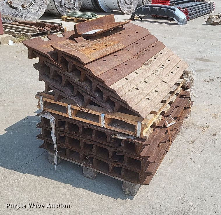 image for item DQ3646 Approximately 78 track shoes