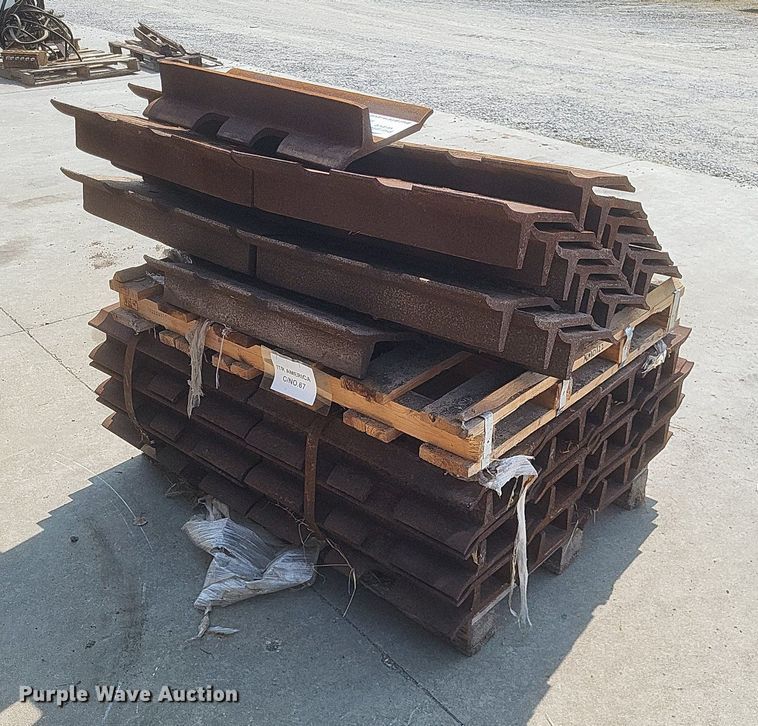 image for item DQ3646 Approximately 78 track shoes