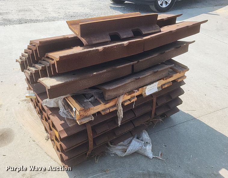 image for item DQ3646 Approximately 78 track shoes