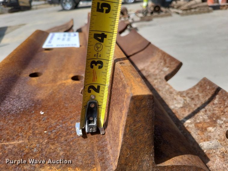 image for item DQ3646 Approximately 78 track shoes