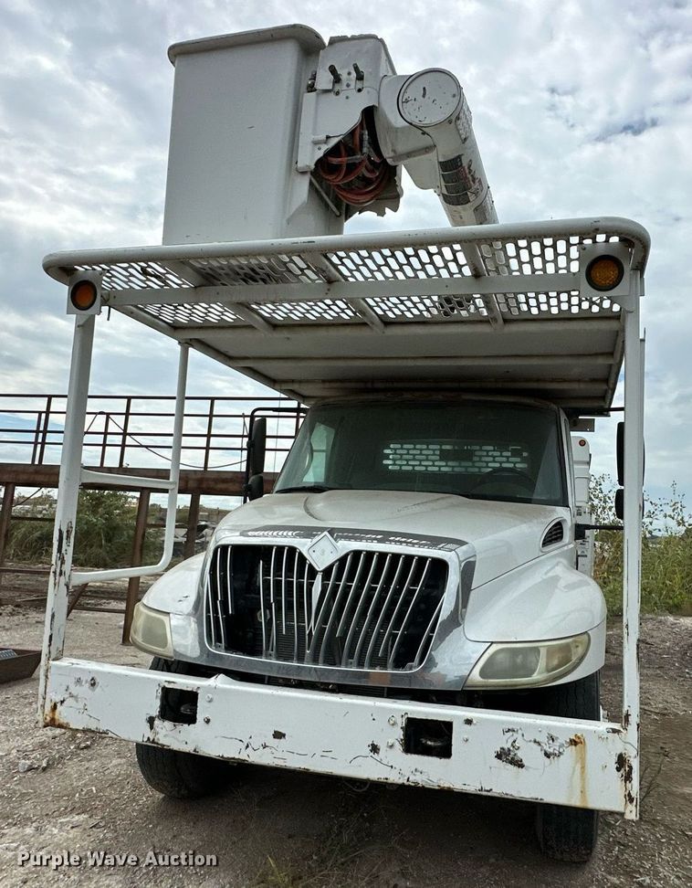 image for item DR2657 2003 International 4200  forestry bucket truck