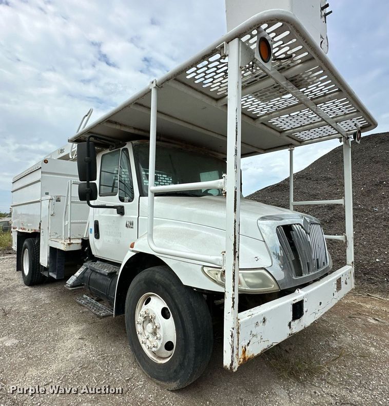 image for item DR2657 2003 International 4200  forestry bucket truck