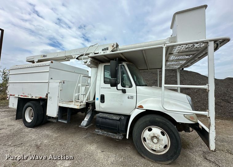 image for item DR2657 2003 International 4200  forestry bucket truck