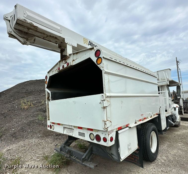 image for item DR2657 2003 International 4200  forestry bucket truck