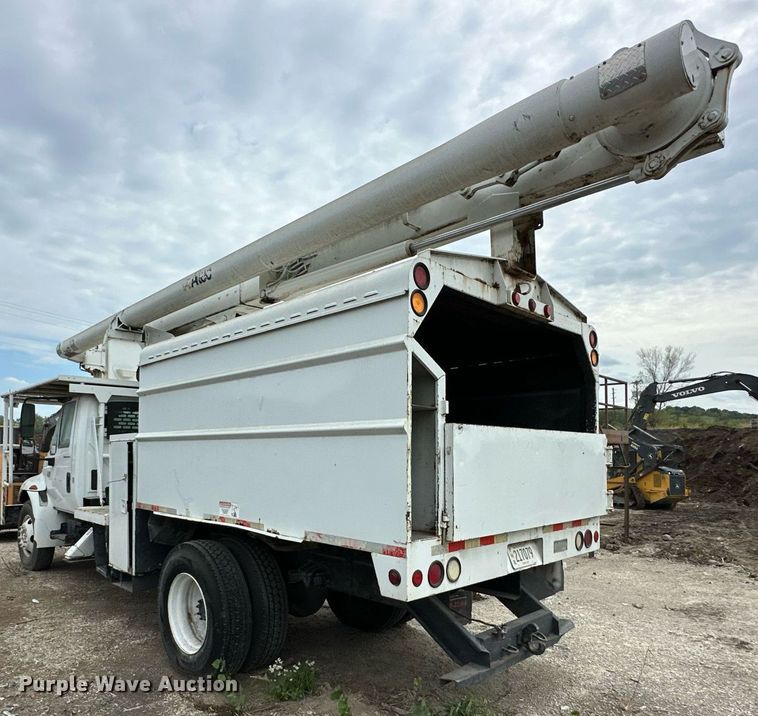 image for item DR2657 2003 International 4200  forestry bucket truck