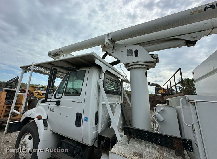 image for item DR2657 2003 International 4200  forestry bucket truck
