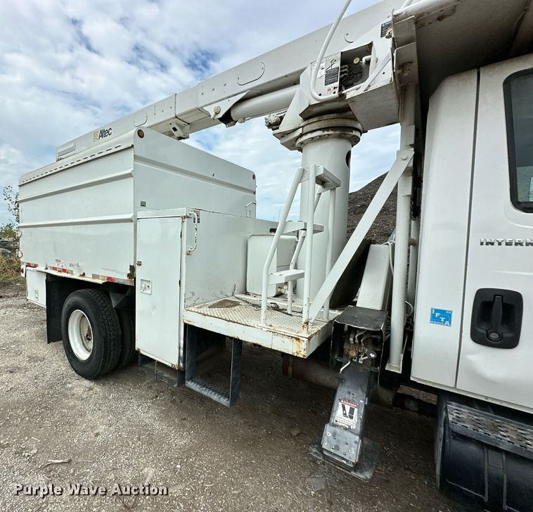 image for item DR2657 2003 International 4200  forestry bucket truck