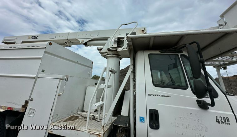image for item DR2657 2003 International 4200  forestry bucket truck