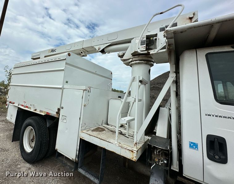 image for item DR2657 2003 International 4200  forestry bucket truck