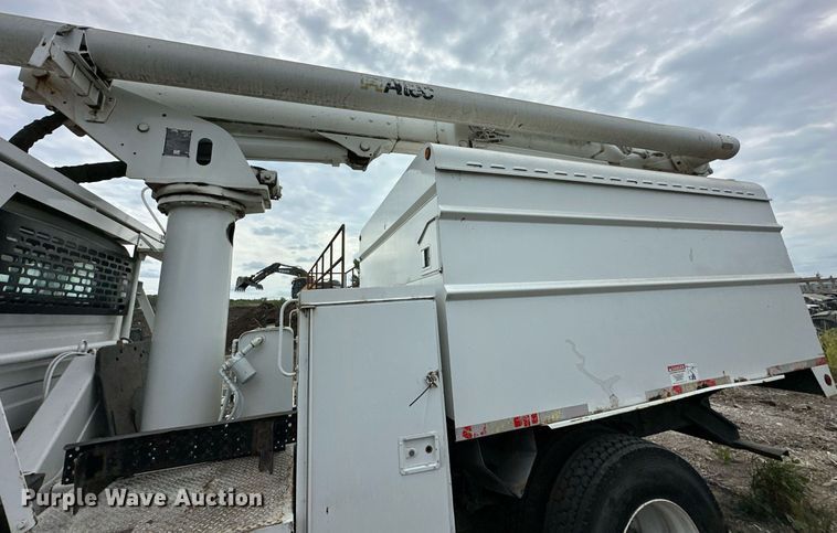 image for item DR2657 2003 International 4200  forestry bucket truck