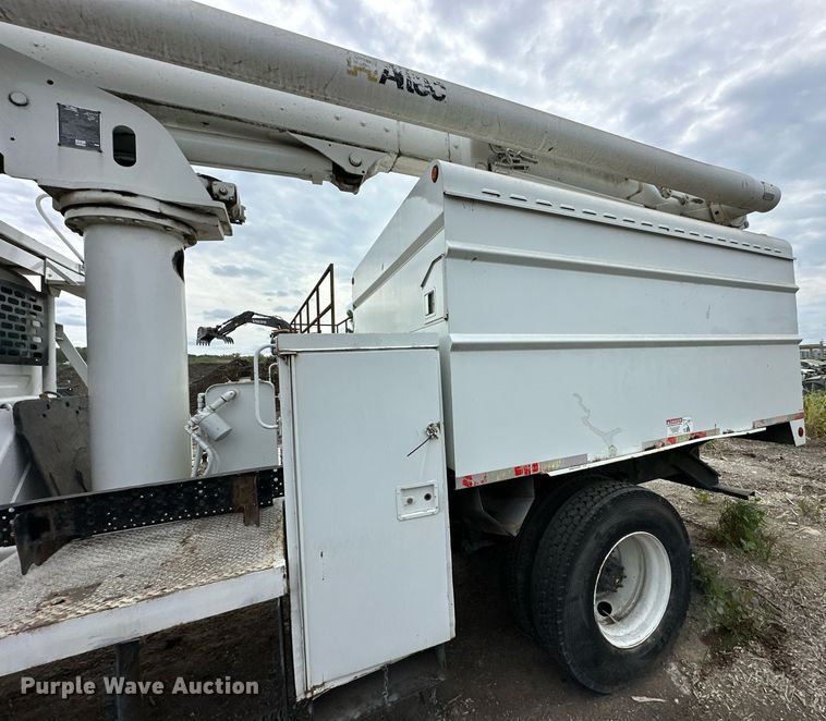 image for item DR2657 2003 International 4200  forestry bucket truck