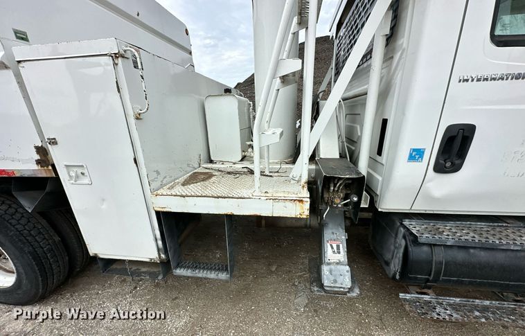 image for item DR2657 2003 International 4200  forestry bucket truck