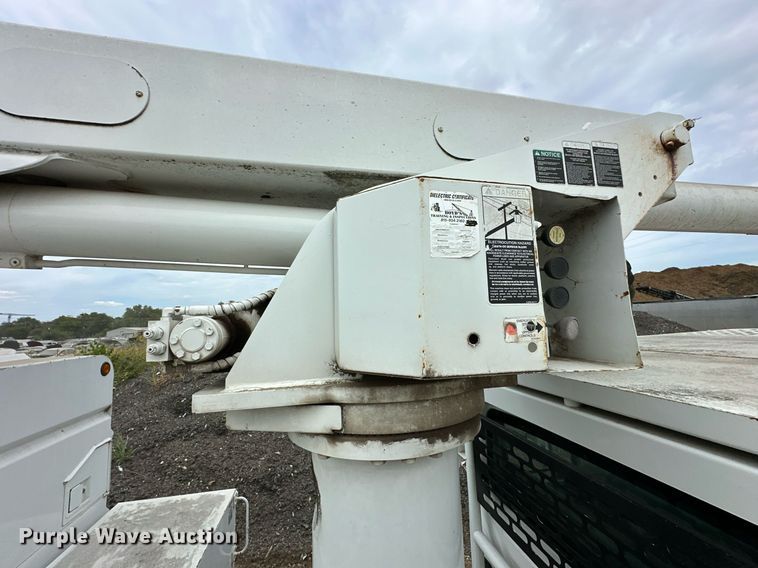 image for item DR2657 2003 International 4200  forestry bucket truck