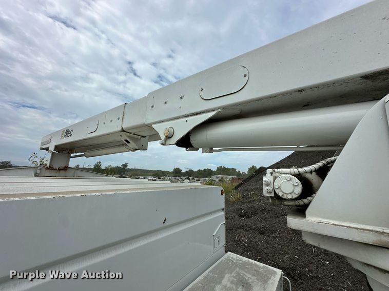 image for item DR2657 2003 International 4200  forestry bucket truck