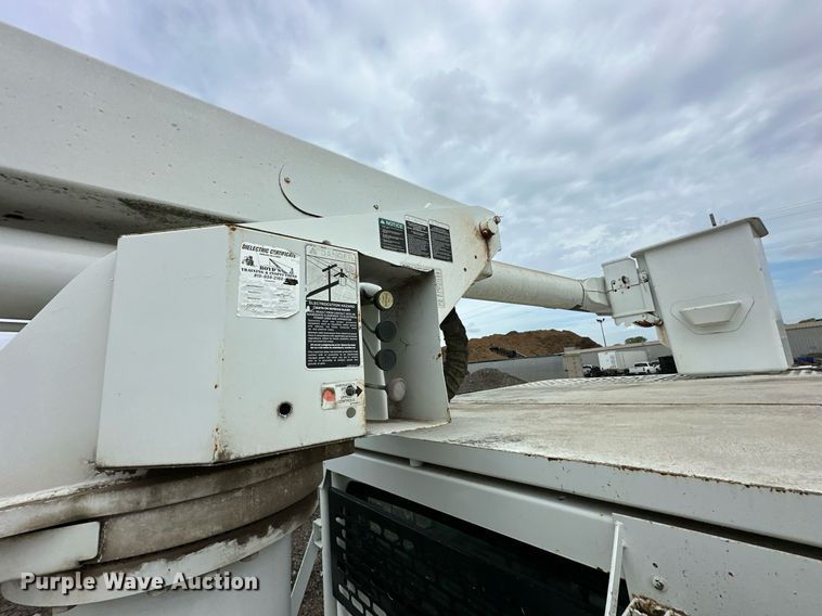 image for item DR2657 2003 International 4200  forestry bucket truck