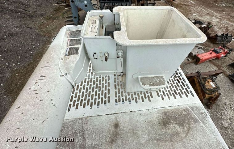 image for item DR2657 2003 International 4200  forestry bucket truck