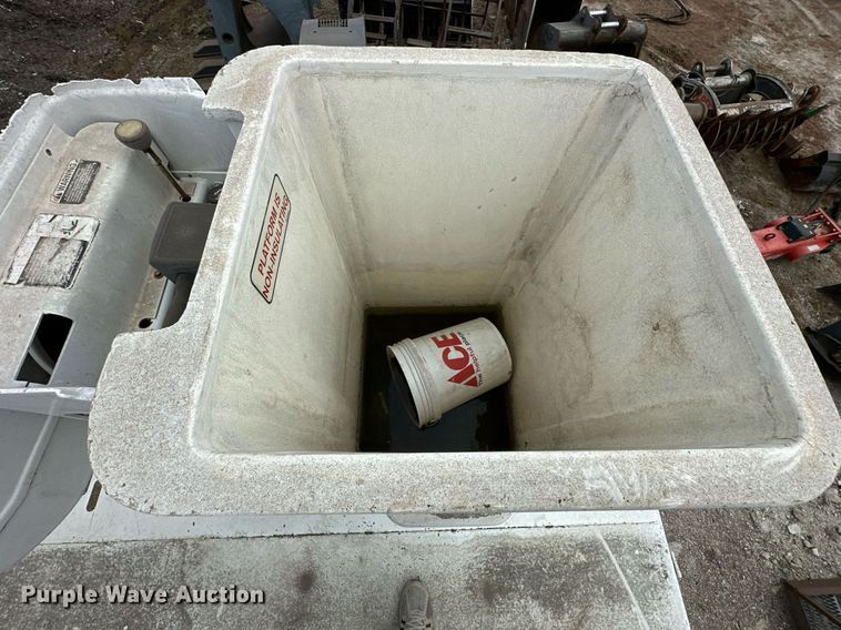 image for item DR2657 2003 International 4200  forestry bucket truck