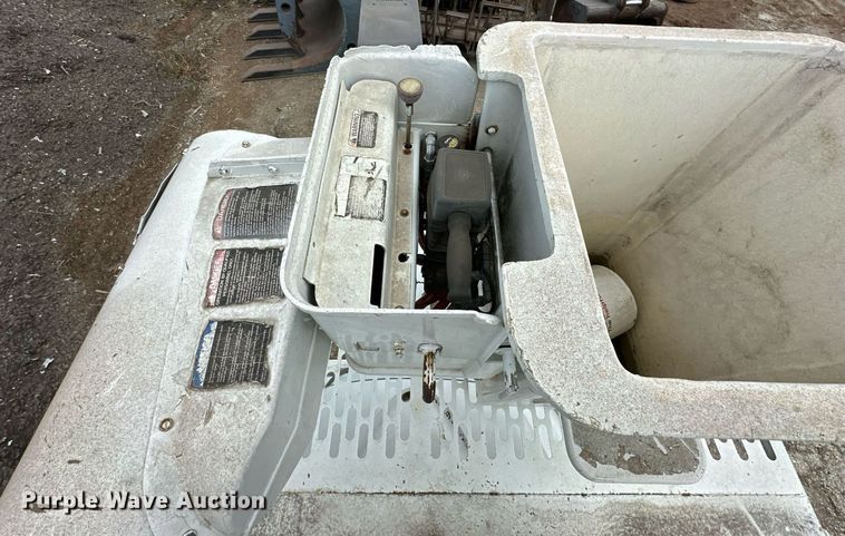 image for item DR2657 2003 International 4200  forestry bucket truck