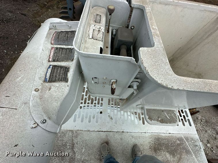 image for item DR2657 2003 International 4200  forestry bucket truck