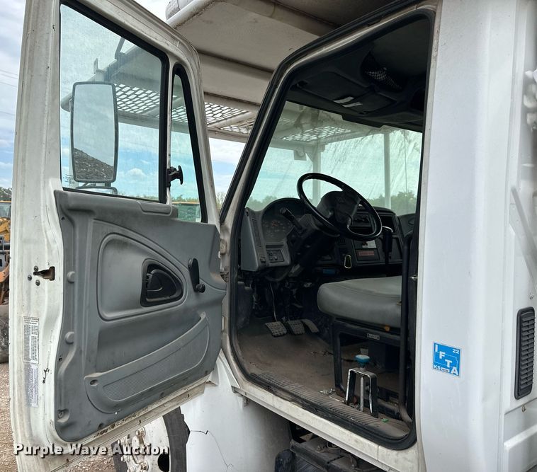 image for item DR2657 2003 International 4200  forestry bucket truck