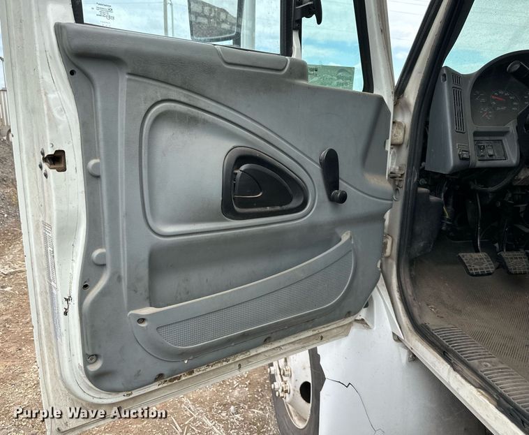 image for item DR2657 2003 International 4200  forestry bucket truck