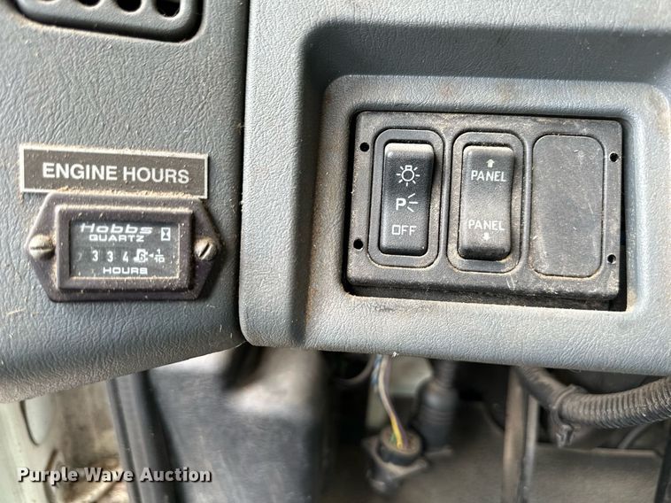 image for item DR2657 2003 International 4200  forestry bucket truck