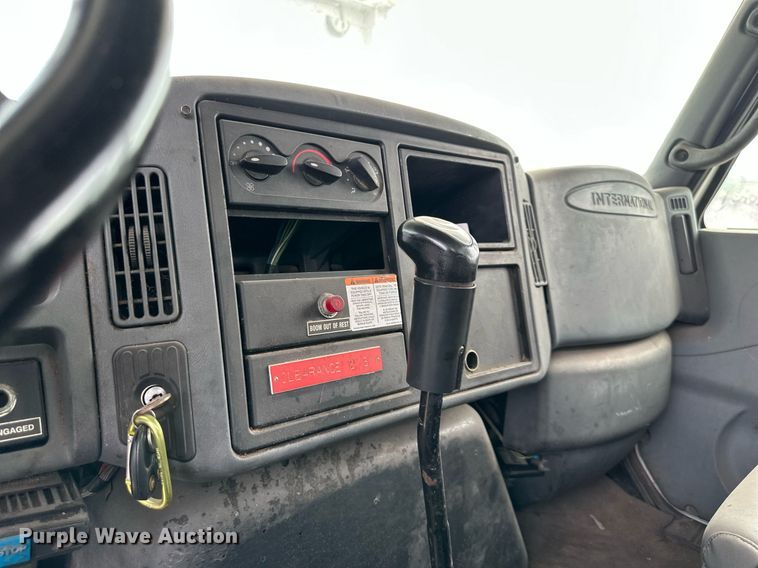 image for item DR2657 2003 International 4200  forestry bucket truck