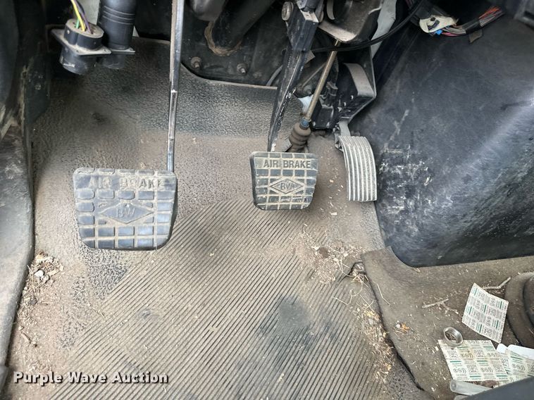 image for item DR2657 2003 International 4200  forestry bucket truck