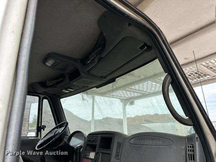 image for item DR2657 2003 International 4200  forestry bucket truck