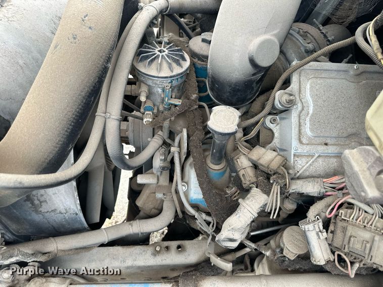 image for item DR2657 2003 International 4200  forestry bucket truck