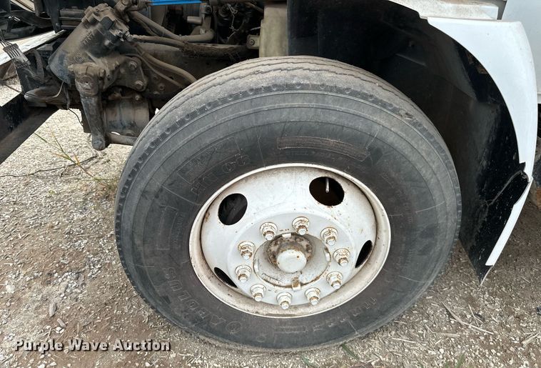 image for item DR2657 2003 International 4200  forestry bucket truck