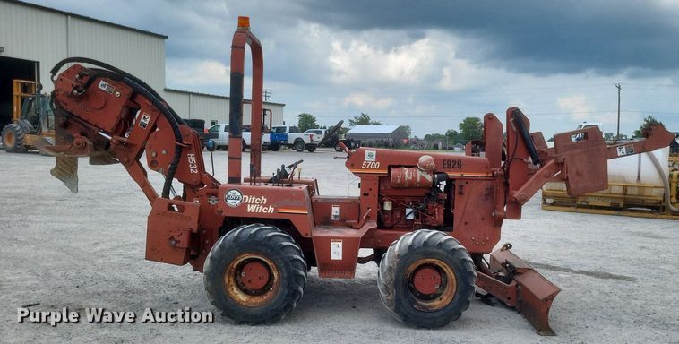 image for item DR4914 1999 Ditch Witch  5700 vibratory cable plow