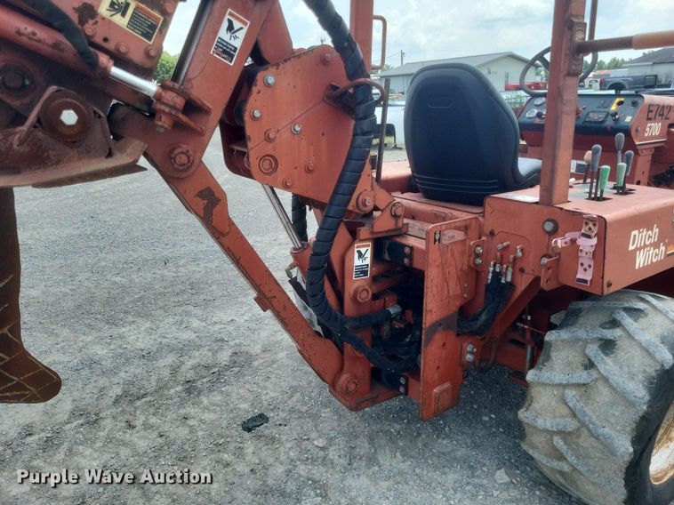 image for item DR4918 1999 Ditch Witch  5700 vibratory cable plow