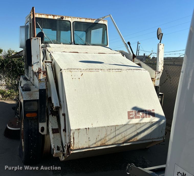 image for item DS2518 1996 Elgin Pelican  street sweeper