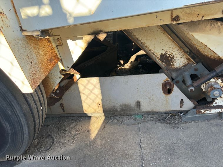 image for item DS2518 1996 Elgin Pelican  street sweeper