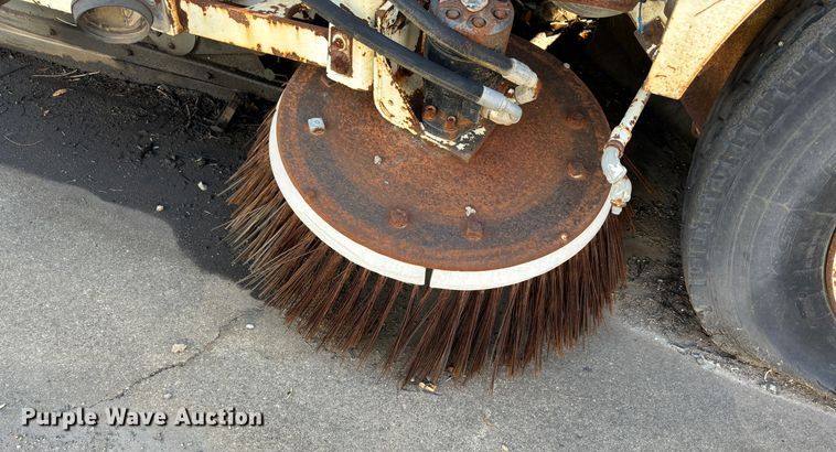 image for item DS2518 1996 Elgin Pelican  street sweeper