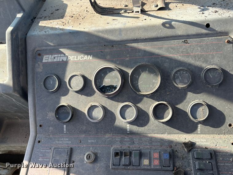 image for item DS2518 1996 Elgin Pelican  street sweeper