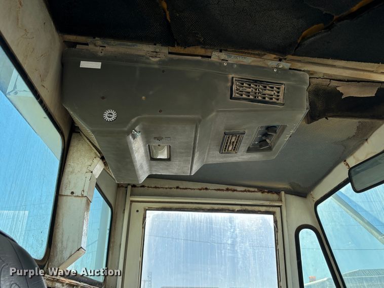 image for item DS2518 1996 Elgin Pelican  street sweeper