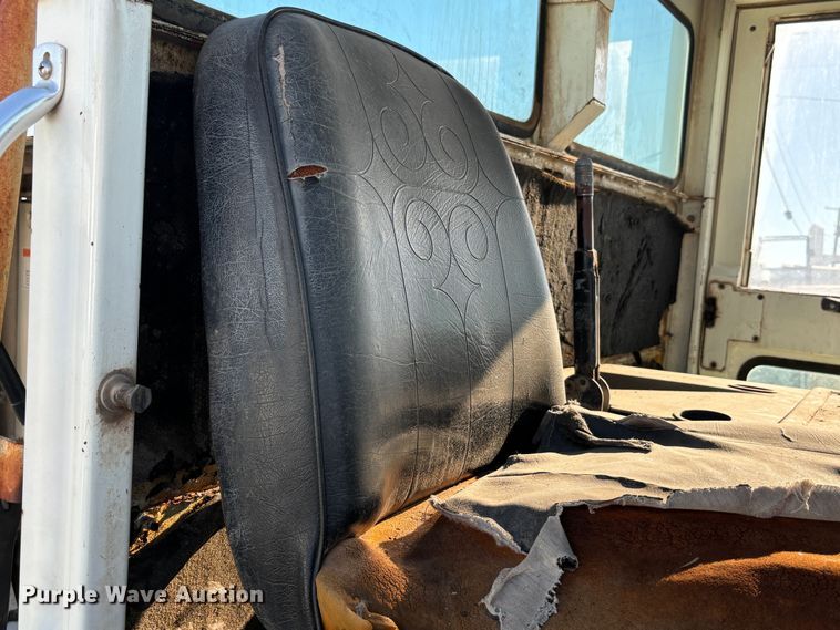 image for item DS2518 1996 Elgin Pelican  street sweeper