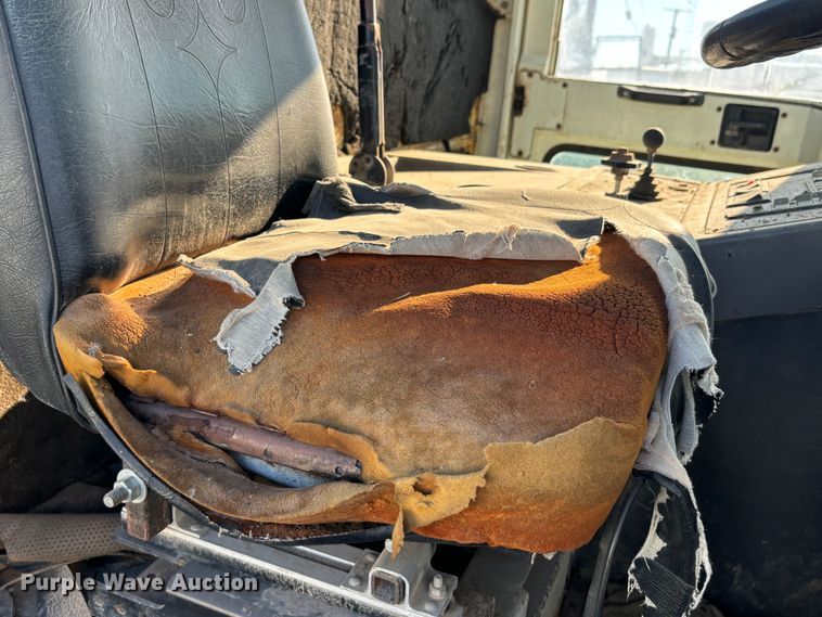 image for item DS2518 1996 Elgin Pelican  street sweeper