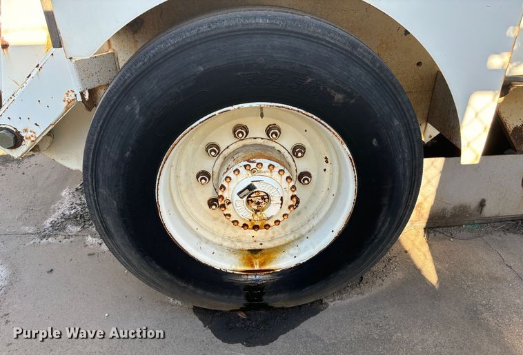 image for item DS2518 1996 Elgin Pelican  street sweeper