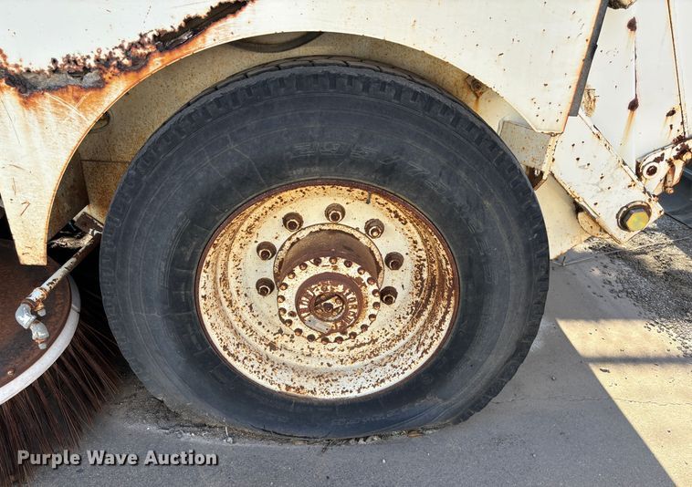 image for item DS2518 1996 Elgin Pelican  street sweeper