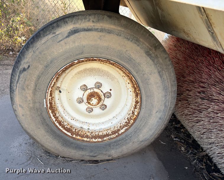 image for item DS2518 1996 Elgin Pelican  street sweeper