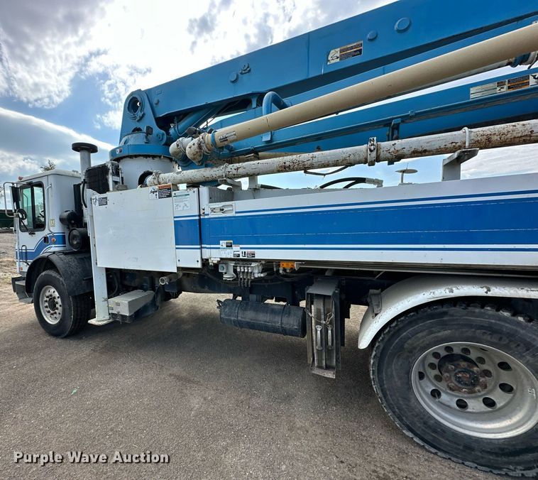 image for item DS6421 2005 Mack MR concrete pump truck