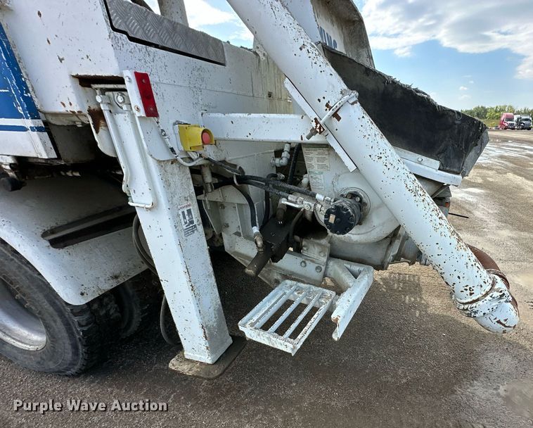 image for item DS6421 2005 Mack MR concrete pump truck